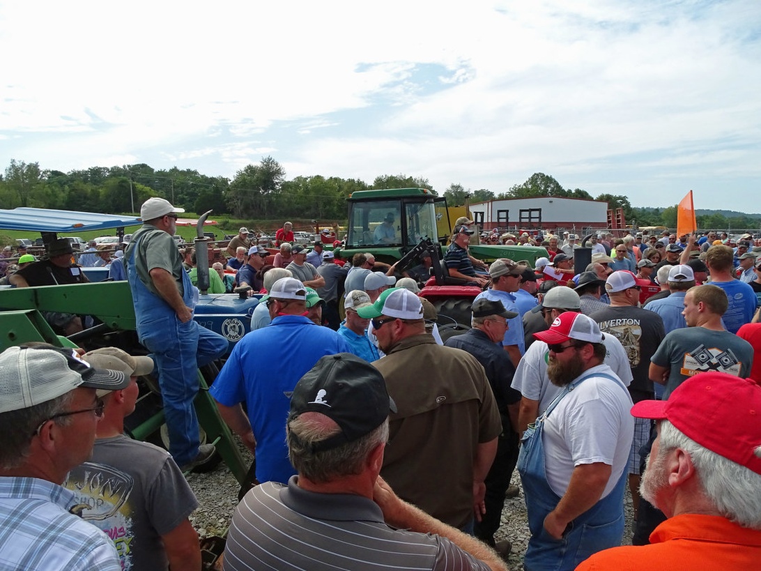 Ett stökigt garage fyllt med olika verktyg och utrustning.